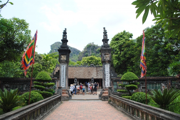 Luxury Hoa Lu - Mua Cave - Tam Coc  1 day tour